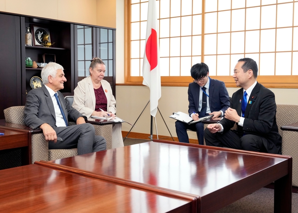 モラン仏ノルマンディー地域圏議会議長から表敬を受ける藤井外務副大臣の様子