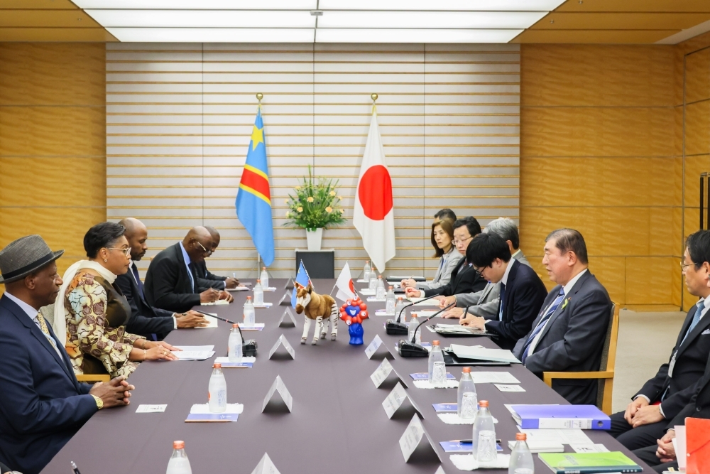 スミヌワ・コンゴ民主共和国首相と会談する石破総理大臣