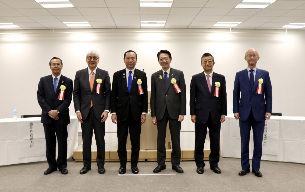 アフリカビジネス協議会第3回本会議の主要参加者による記念写真