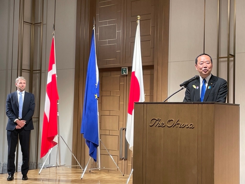 挨拶を行う藤井外務副大臣