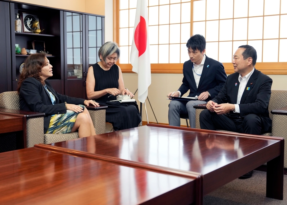 サルモン特別報告者と意見交換する藤井副大臣