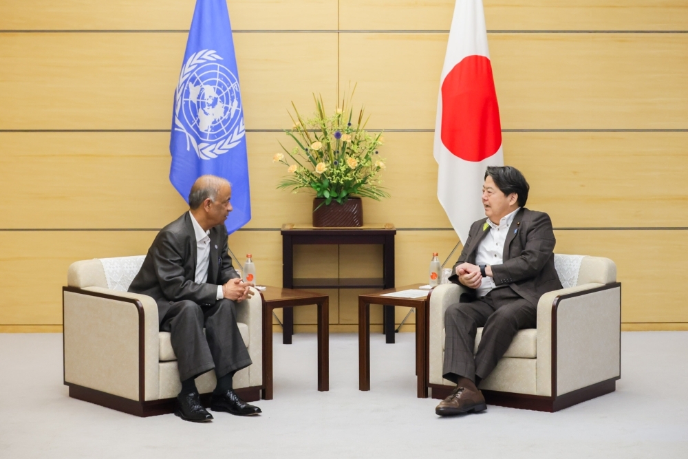 カレ事務次長と意見交換する林官房長官