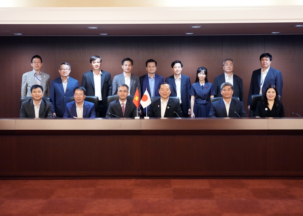 藤井外務副大臣とベトナム戦略的幹部研修一行の記念写真