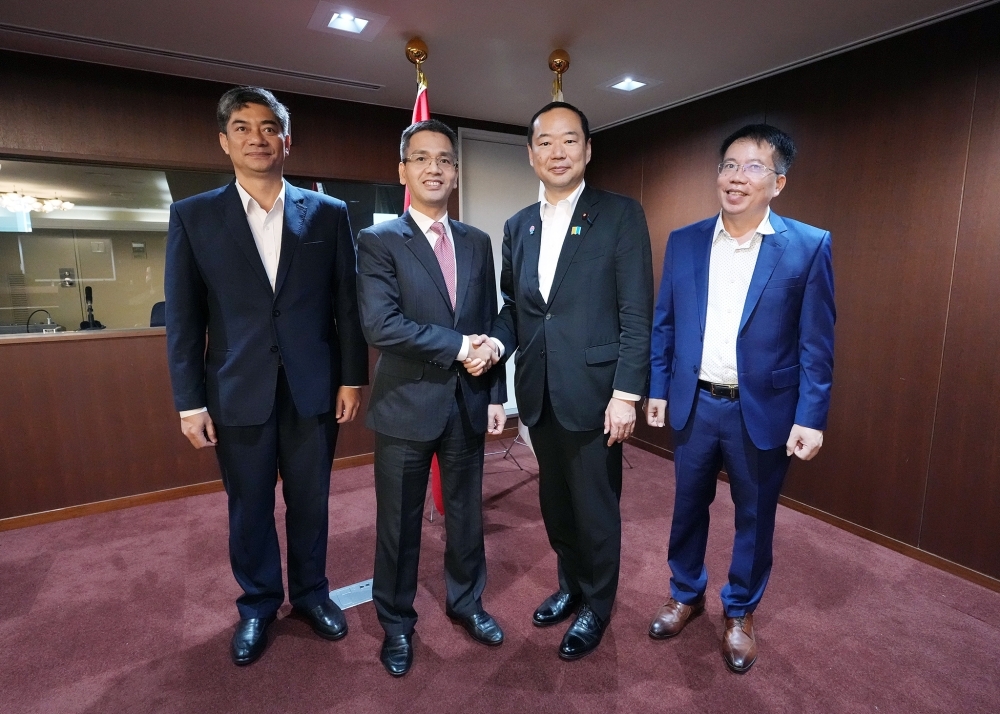 ベトナム戦略的幹部研修の団長であるフン党中央事務局副官房長官と握手をする藤井外務副大臣