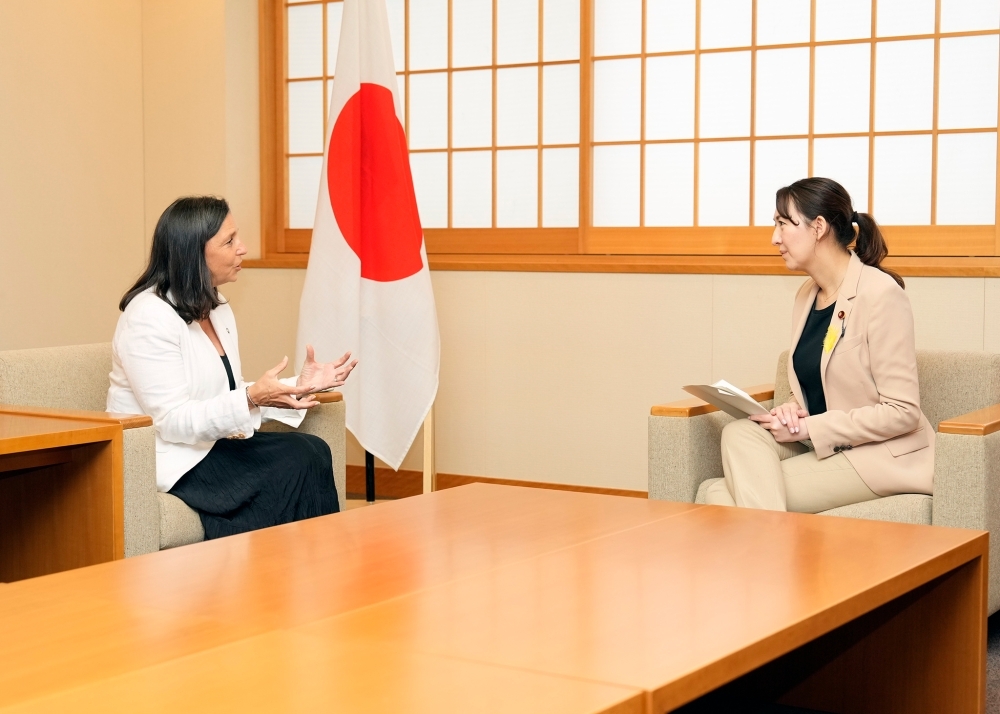 レジンバル事務所長と英利政務官の懇談