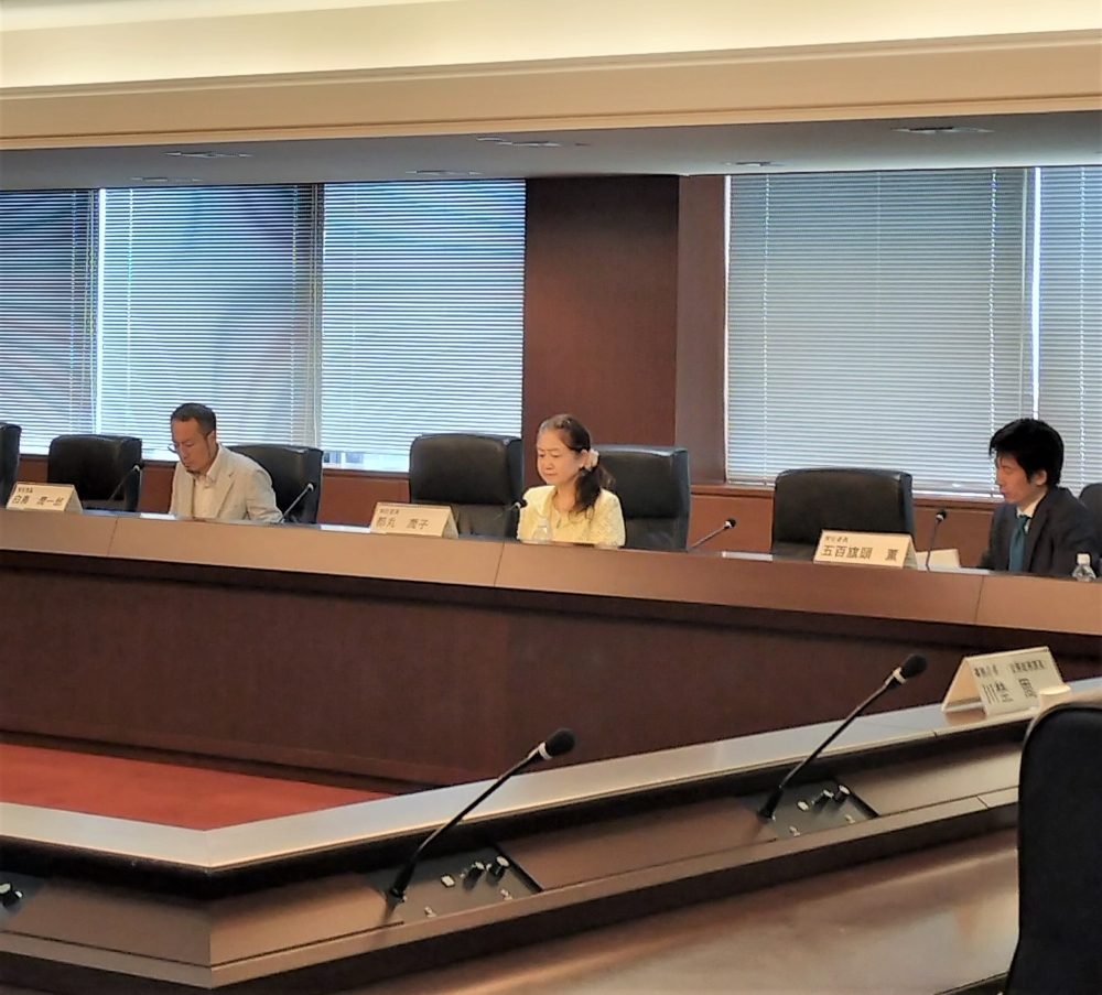 会合に参加し議論する委員たち