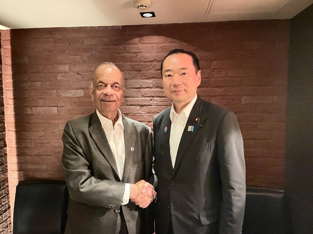 カレ事務次長と握手する藤井副大臣