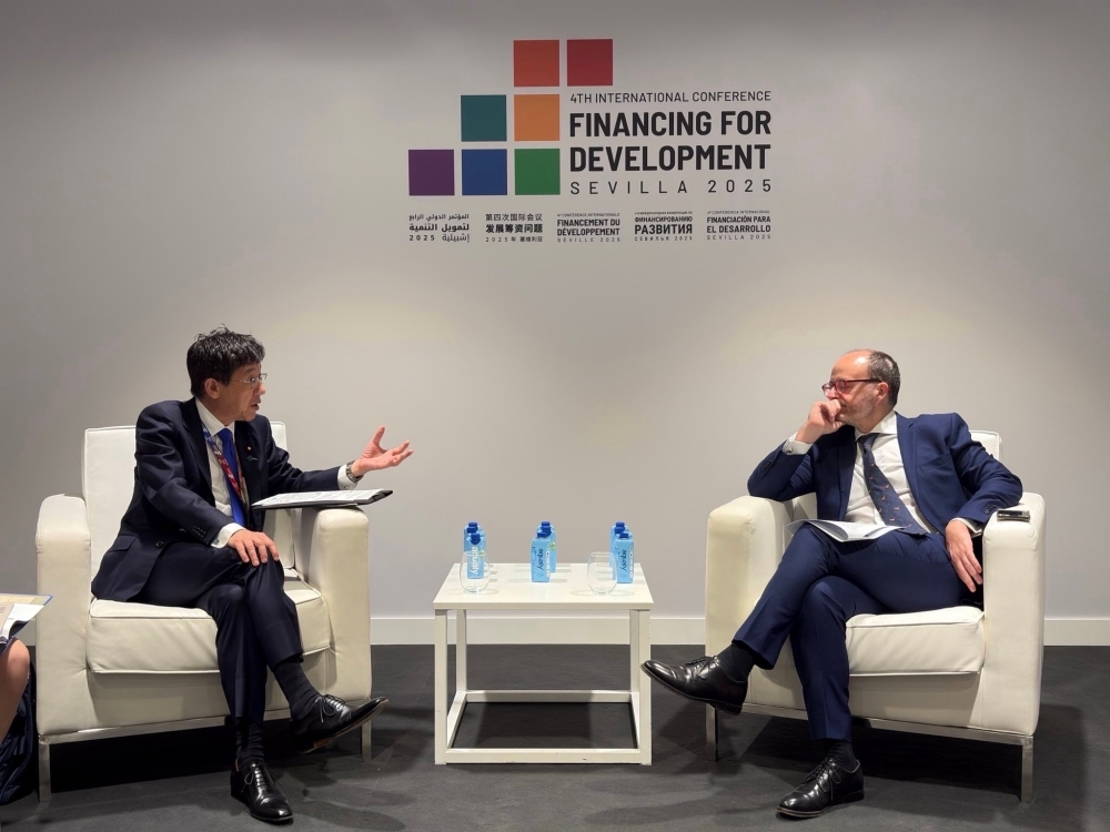松本外務大臣政務官とベリオ・スペイン外務・EU・協力省外交・グローバル問題担当長官との会談の様子