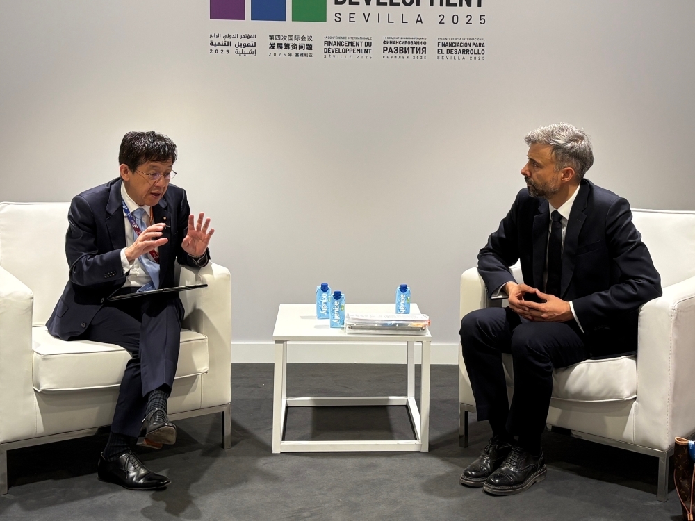 松本外務大臣政務官とラリオIFAD総裁との会談の様子