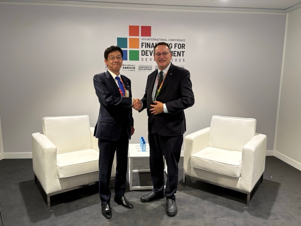 握手をする松本外務大臣政務官とレティ・NZ太平洋島嶼国民担当大臣