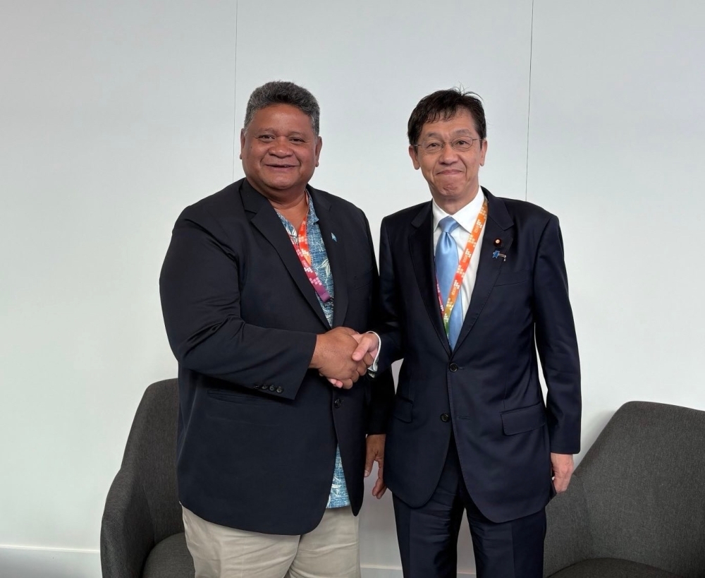 握手をする松本外務大臣政務官とアイタロー・パラオ国務大臣