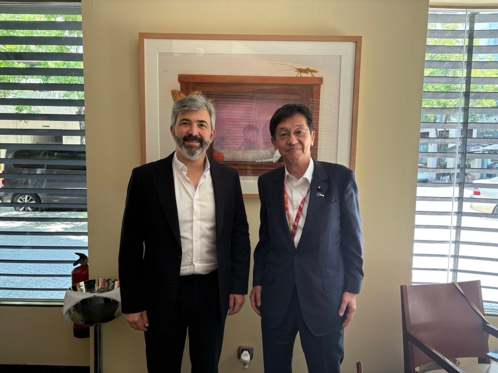 松本外務大臣政務官とモデスト・ゴンサレス・コリア・デル・リオ市長との昼食会における記念写真