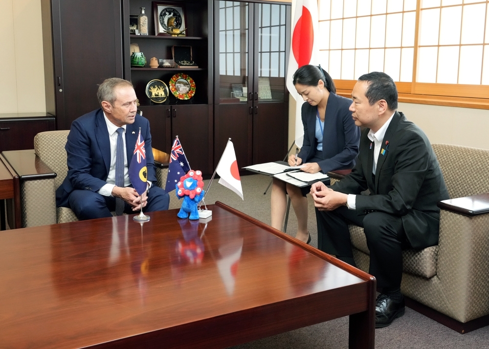 オーストラリア州首相と懇談する藤井外務副大臣の様子