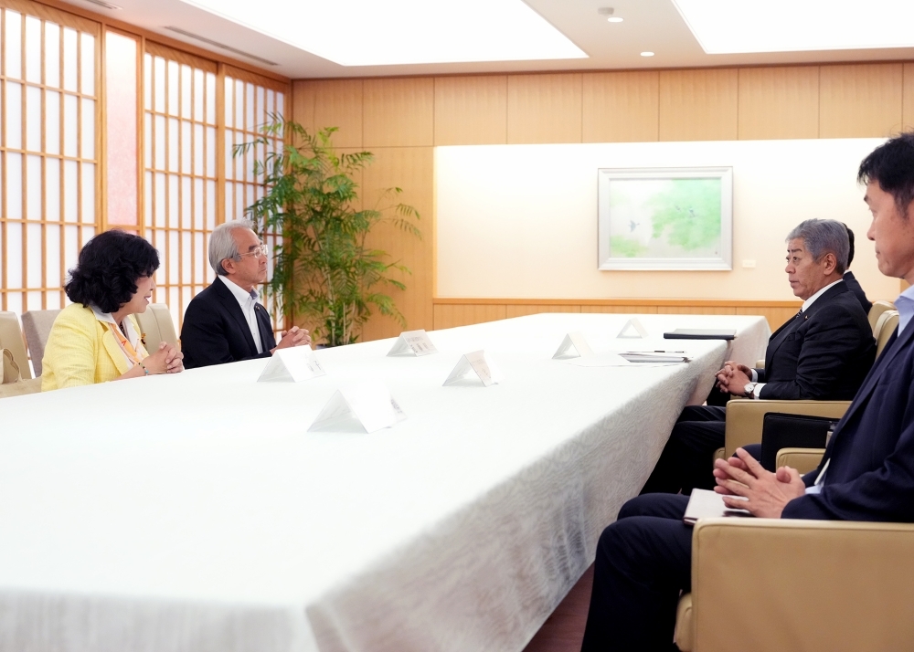 超党派人道外交議員連盟と意見交換を行う岩屋外務大臣