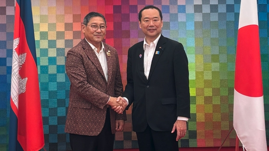 カンボジア王国副首相と握手する藤井外務副大臣