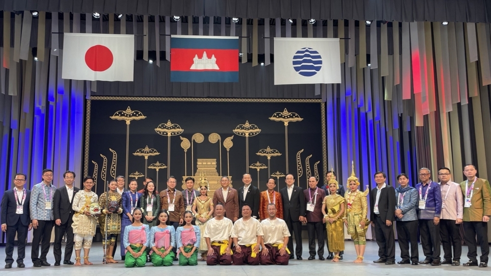 藤井外務副大臣とカンボジア王国副首相が、カンボジアの民族衣装を着た関係者らとの記念撮影を行った様子