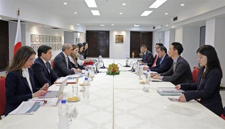 会談する野口外務省中南米局長とビクトル・ベルドゥン・パラグアイ共和国外務副大臣