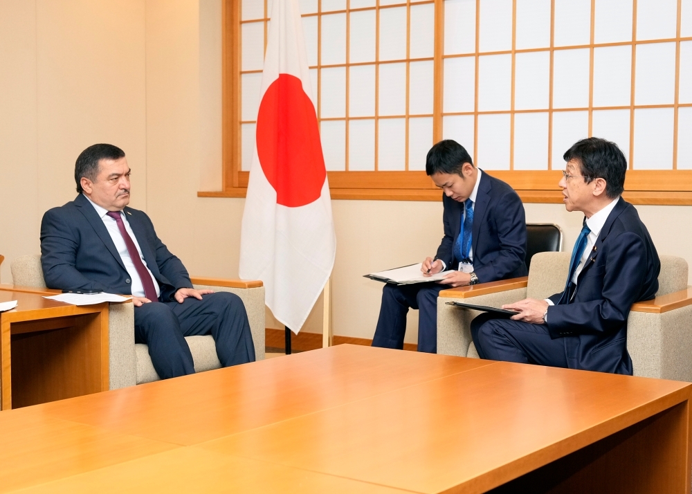 シャリフゾダ外務次官から表敬を受ける松本政務官の様子