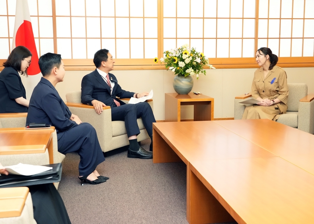 金委員長と意見交換する英利政務官