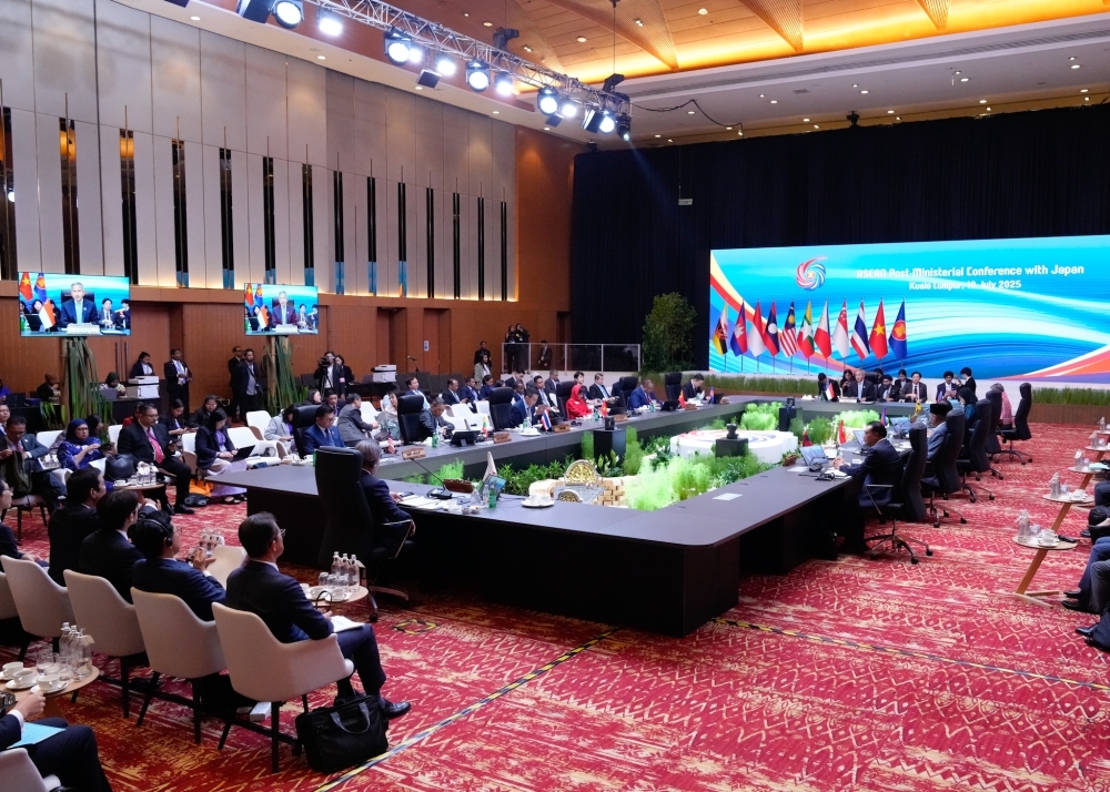 会談を行う日本とASEAN各国の外相