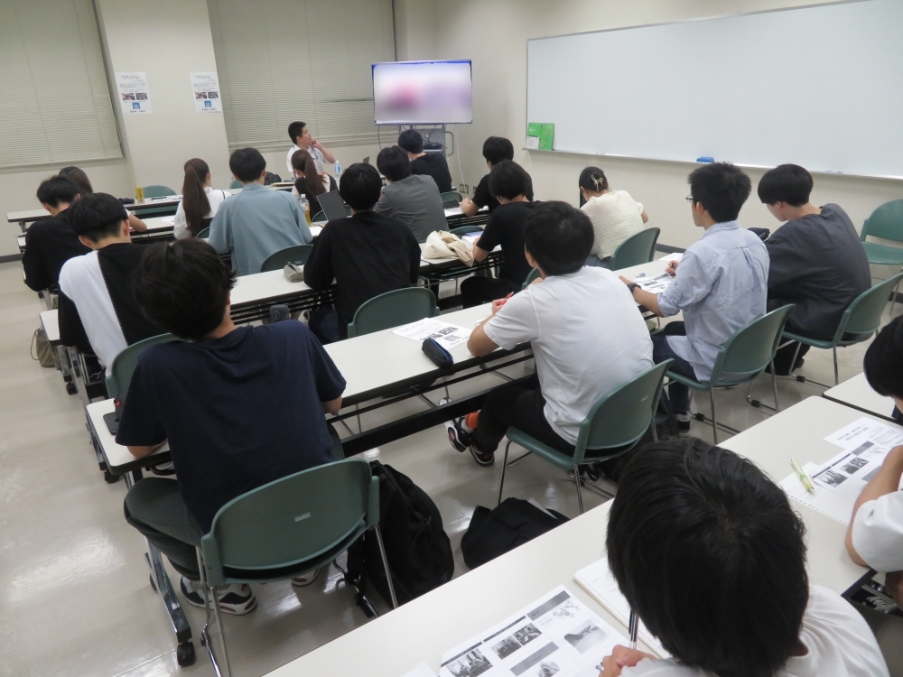 専修大学において外交講座を受けている学生の様子
