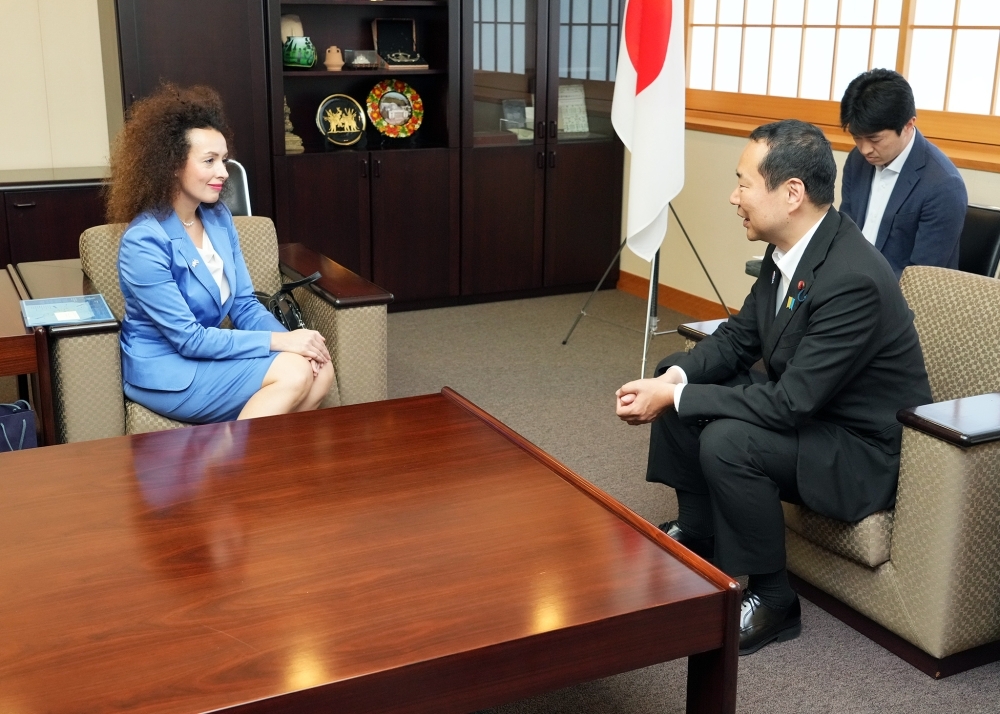 シモニャン次期駐日アルメニア大使と座って懇談する藤井外務副大臣