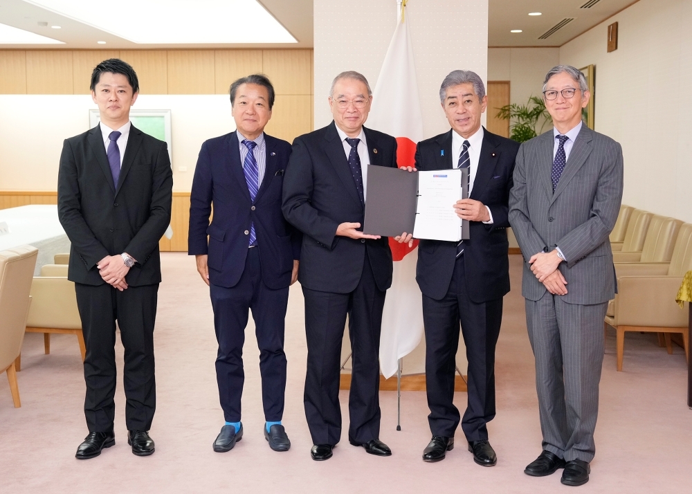 提言書を受けとる岩屋外務大臣