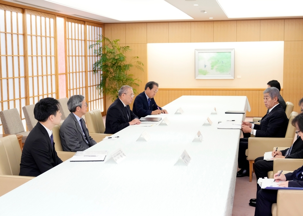 遠藤日本側共同議長等関係者と意見交換する岩屋外務大臣