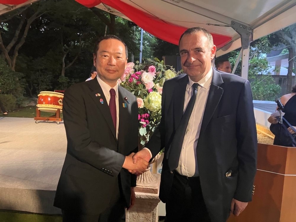 セトン駐日フランス大使と握手する藤井副大臣