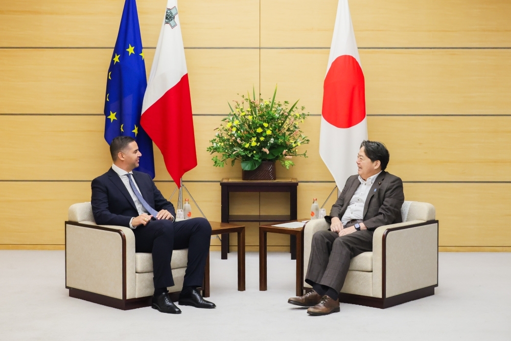 ボージュ副首相兼外務・観光大臣と懇談する林官房長官