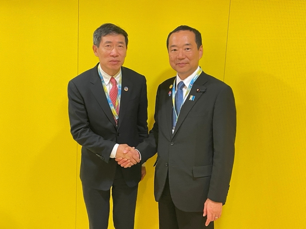 シウUNDP副総裁と握手し写真撮影に応じる藤井副大臣