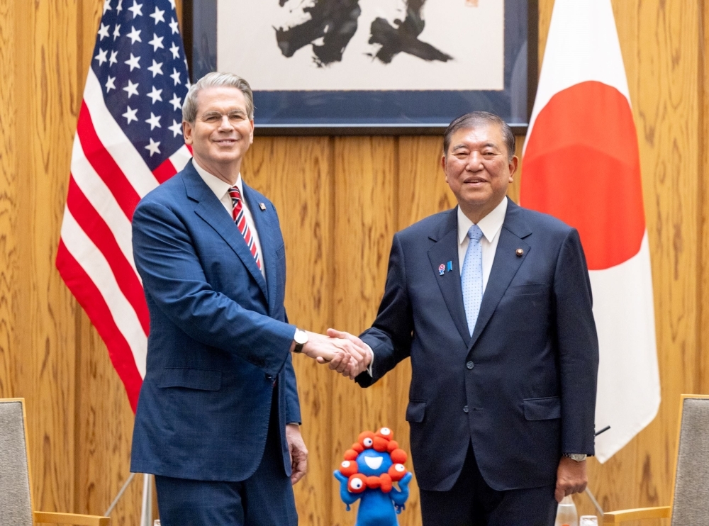 ベッセント代表団団長と握手する石破総理大臣