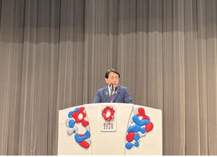 大阪・関西万博の米国ナショナル・デー公式式典でスピーチをする赤澤日本政府代表