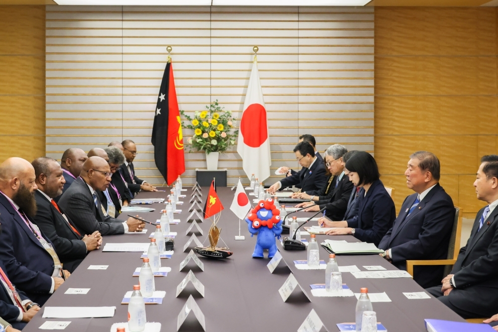 会談する石破総理大臣とジェームス・マラペ・パプアニューギニア首相