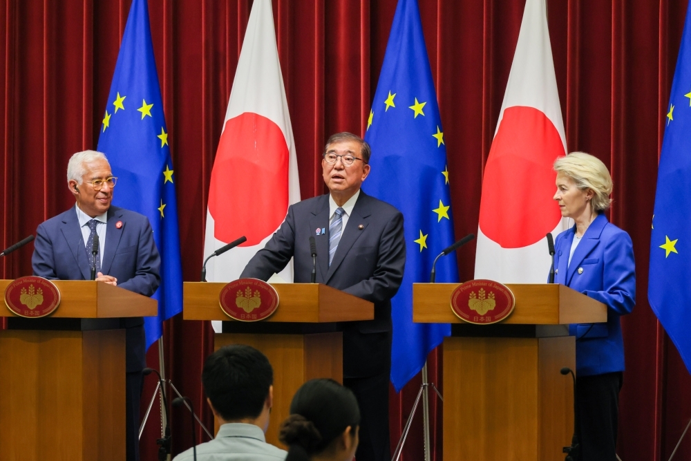 共同記者発表の場で発言する石破総理