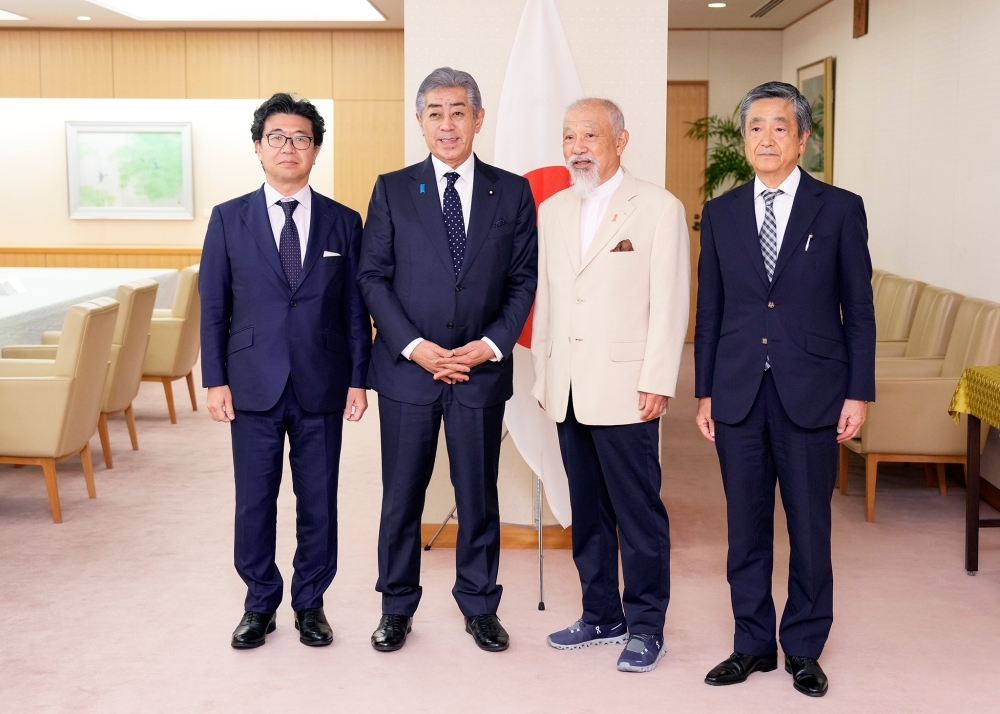 岩屋外務大臣と笹川日本財団名誉会長一行との記念撮影