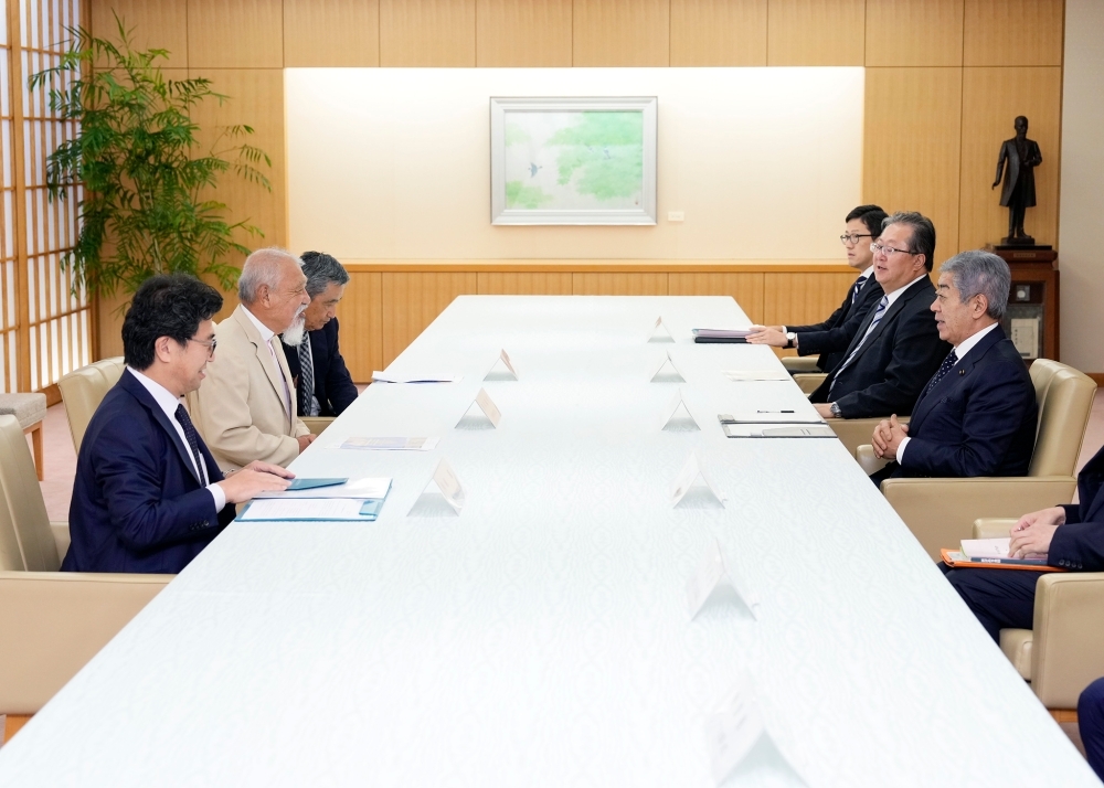 岩屋外務大臣と笹川日本財団名誉会長一行との意見交換