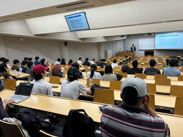 総合外交政策局 安全保障協力課 井上課長が、「OSA(政府安全保障能力強化支援)」をテーマに、具体的な事案の紹介を交えながら大東文化大学の生徒さんに解説している様子