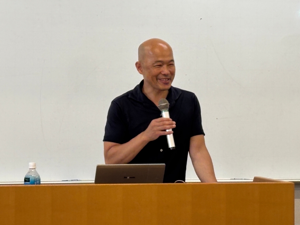 軍縮不拡散・科学部 通常兵器室 福岡課長補佐が、「日トルコ外交関係100周年を超えて 培われてきた絆とこれから」をテーマに、具体的な事案の紹介を交えながら解説している様子