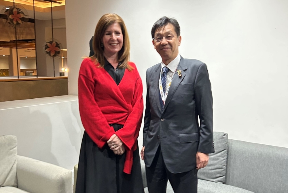 松本外務大臣政務官とチャップマン英外務・英連邦・開発省閣外大臣との記念写真