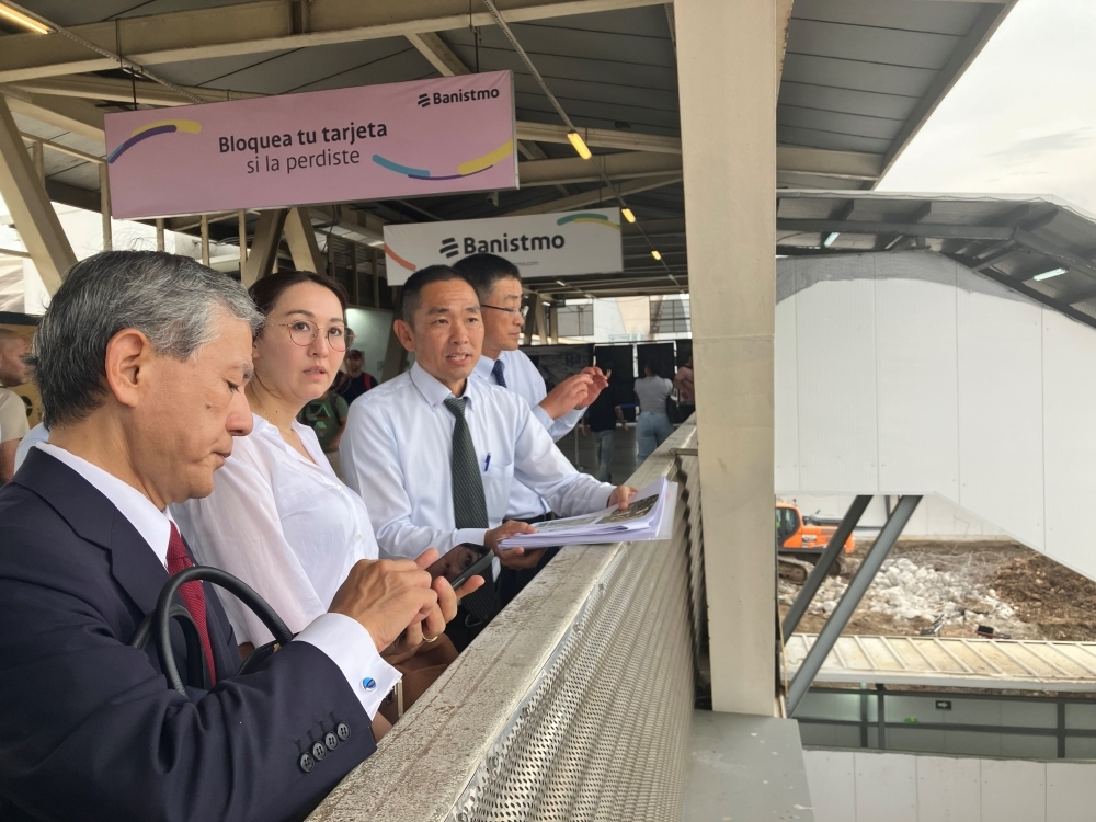 パナマ首都圏都市交通3号線整備計画のサイトを視察する英利政務官