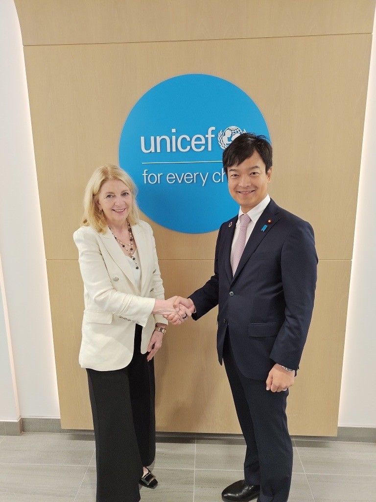 ラッセルUNICEF事務局長と握手をする宮路外務副大臣