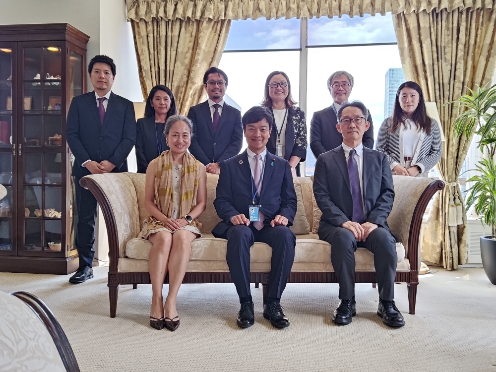 宮路外務副大臣と国連機関勤務日本人職員昼食会の参加者との記念写真