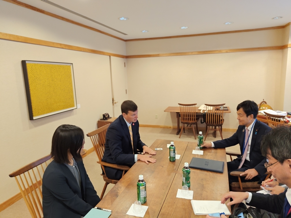 宮路外務副大臣とウォーカー・ジャパンソサエティ理事長との会談の様子