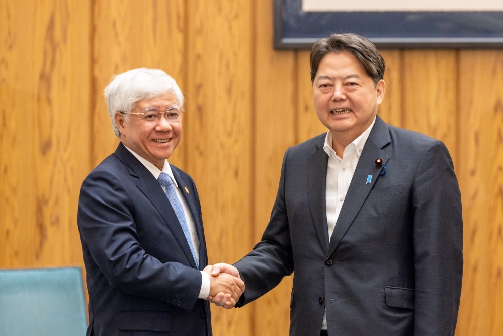 チエン委員長と握手する林官房長官