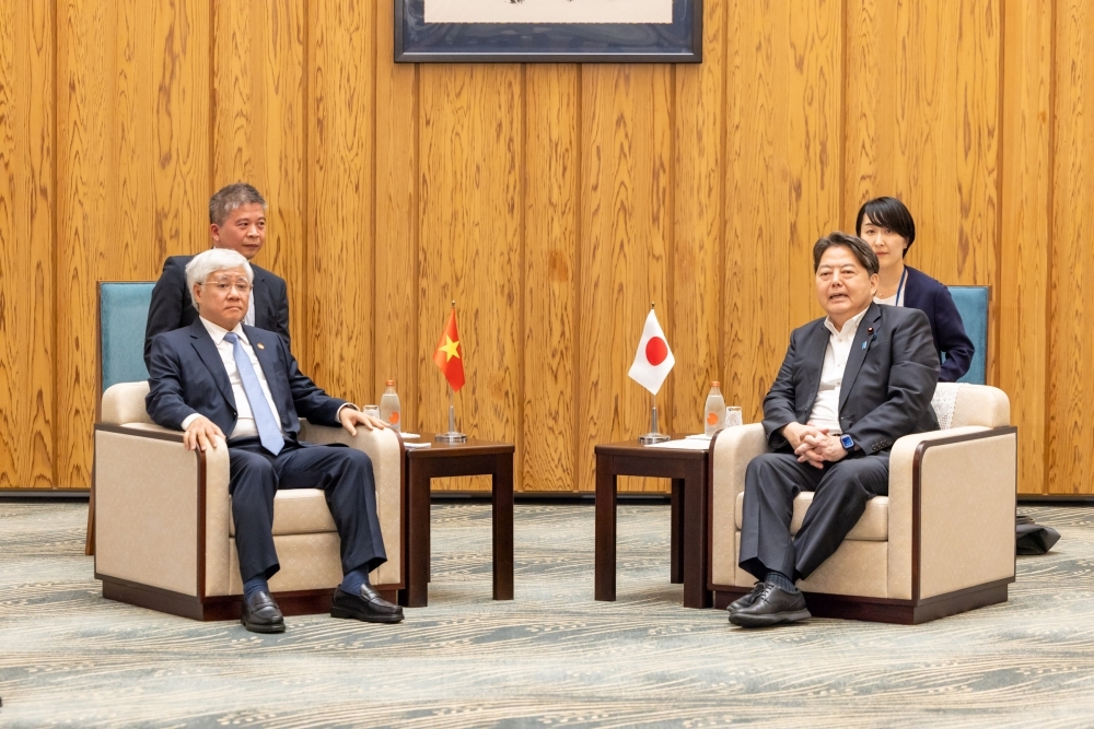 チエン委員長からの表敬を受ける林官房長官の様子
