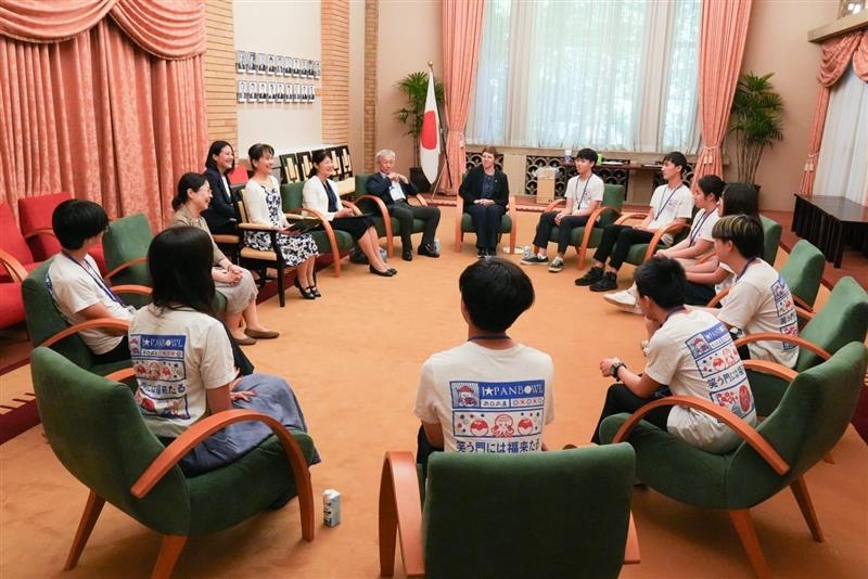 招へい一行と車座で対話する石破佳子総理大臣夫人