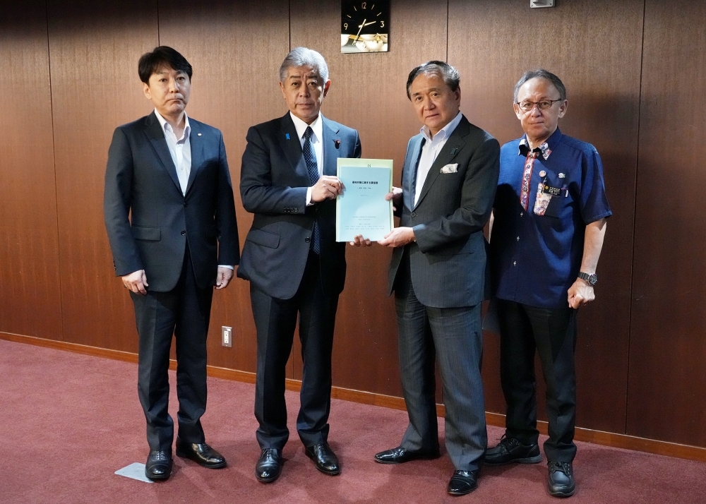 同協議会代表者らから基地対策等についての要請を受ける岩屋大臣