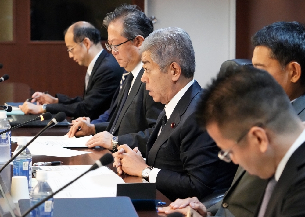同協議会代表者らとの対話中の岩屋大臣