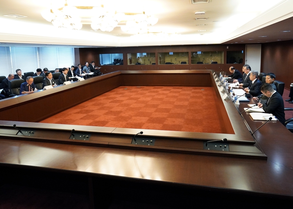 岩屋大臣と同協議会代表者らとの対談風景
